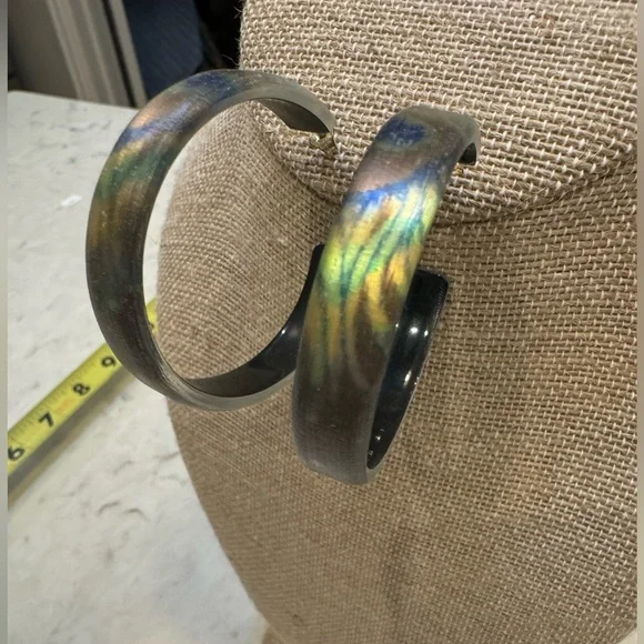 Alexis Bittar RARE peacock feather lucite 2” hoop earrings STUNNING - Picture 6 of 9